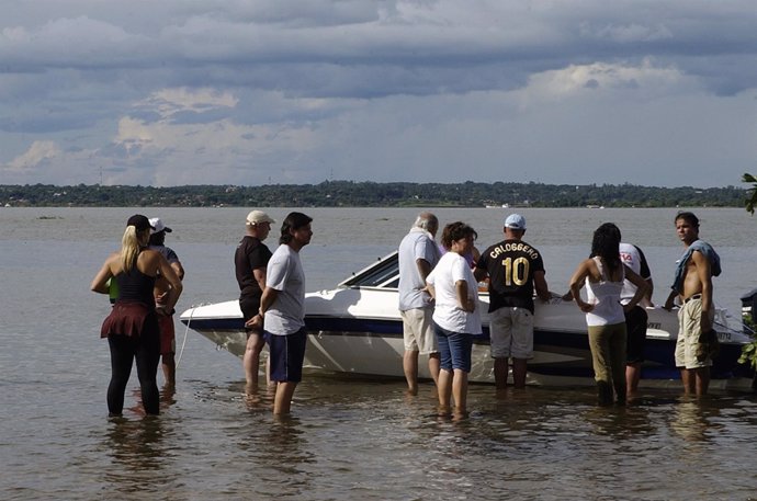 Bañistas en el río Paraná, Argentina