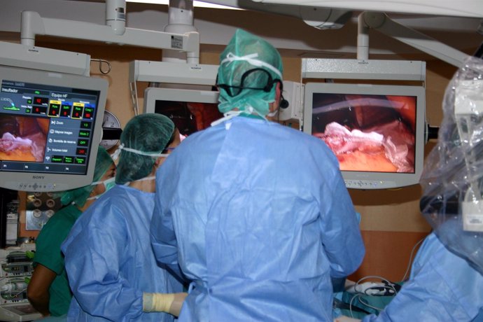 Cirujanos en una operación de cirugía bariátrica (reducción de estómago)
