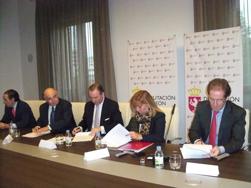 Junceda, Carrasco y representantes empresariales firman un convenio