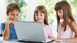 Niños menores utilizando Internet ordenador redes sociales