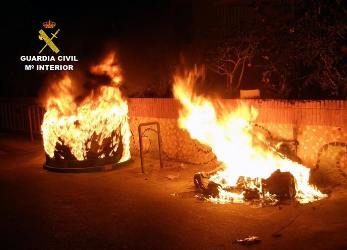 Guardia Civil esclarece incendio de contenedores durante la noche de Halloween