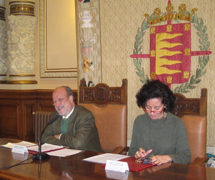 El alcalde de Valladolid, junto a la concejal Mercedes Cantalapiedra