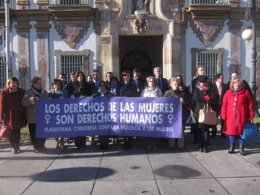 Concentración contra la violencia a la mujer en las puertas de Diputación