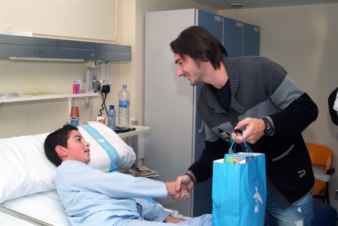 Jugadores del RCD Espanyol visitan a niños del Hospital Germans Trias