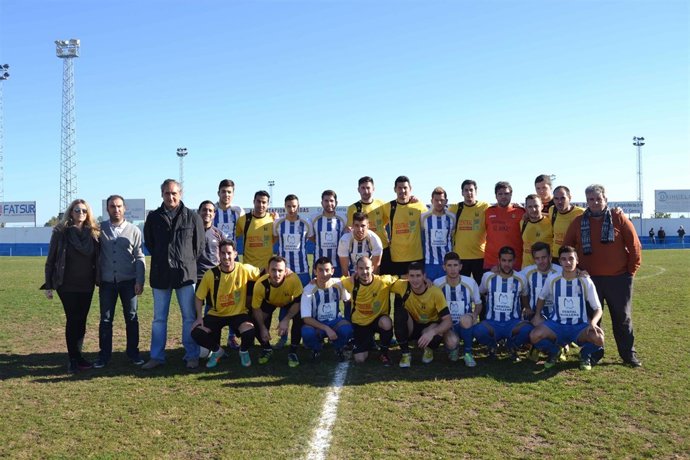 Los jugadores posan antes del partido.