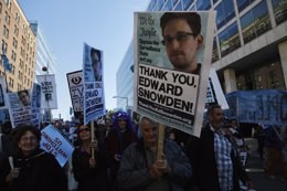 Manifestantes contra espionaje de la NSA  y a favor de Snowden