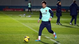 Messi se entrena con sus compañeros tras dejar atrás la lesión
