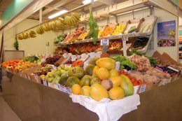 Un Puesto De Fruta En Un Mercado