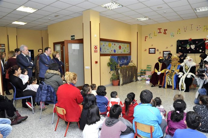 Entrega de juguetes en la Cocina Económica