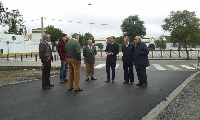 Visita al firme reasfaltado de la travesía.