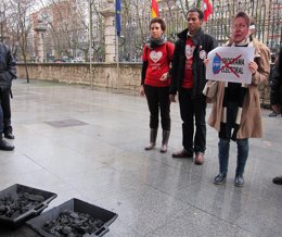 Manifestación contra el aborto y entrega de carbón en Sanidad