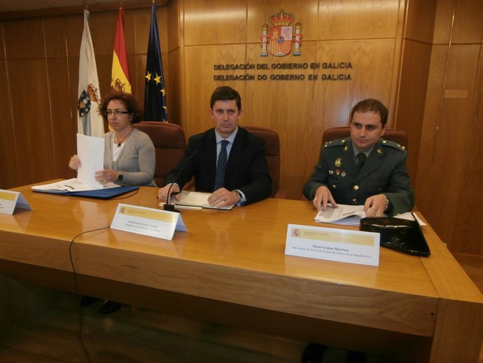 El delegado del Gobierno en Galicia (centra) presenta balance de seguridad vial