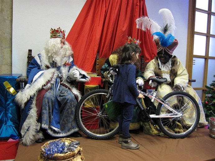 Ganadora recoge el premio del concurso de manos de los Reyes Magos