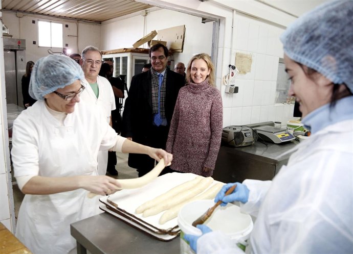 Carmen Casero visita la pastelería artesanal “Lara” en Magán (Toledo). Foto Juan