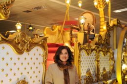 Ana Botella frente a una de las carrozas de la Cabalgata de Reyes