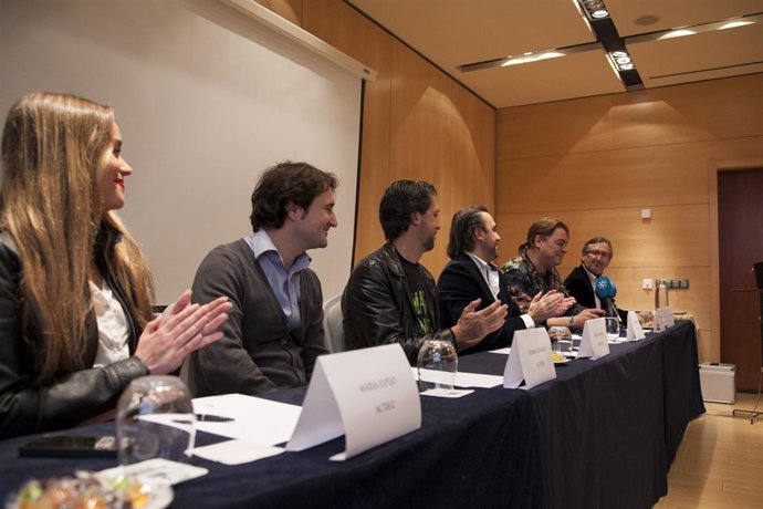 Componentes del equipo de rodaje de 'Maldita Venganza' en la rueda de prensa.