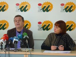 José Antonio Castro y Dolores Quintana en la sede de IU en Málaga