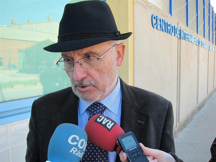 El Síndic De Greuges R.Ribó En El CIE De Zona Franca (ARCHIVO)