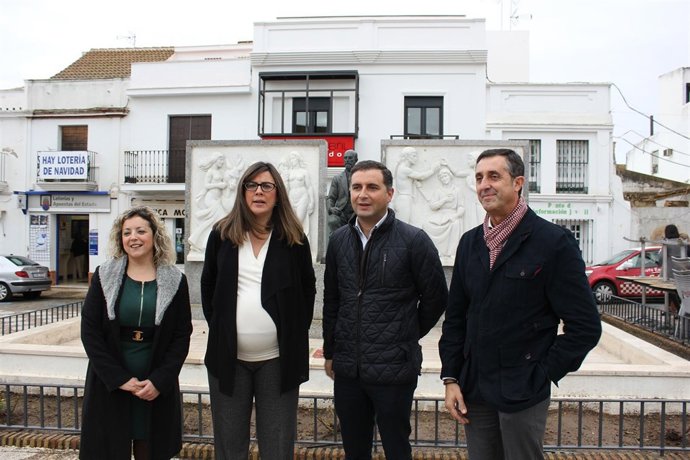 La diputada socialista María José Rodríguez, junto al alcalde de Moguer. 