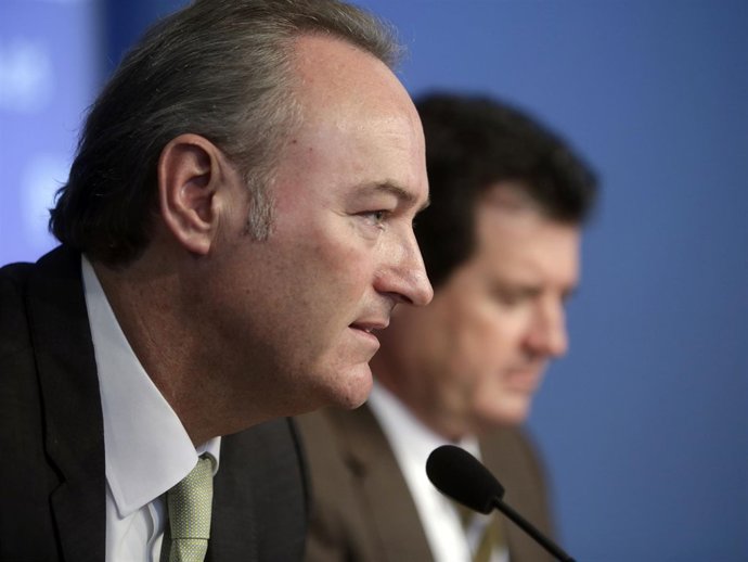 Alberto Fabra comparece en rueda de prensa junto a José Císcar.