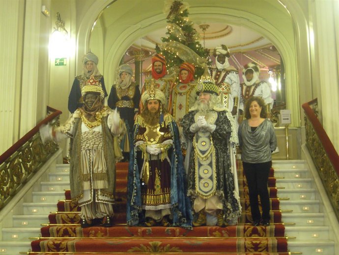 Sus Majestades a su llegada al Arriaga.