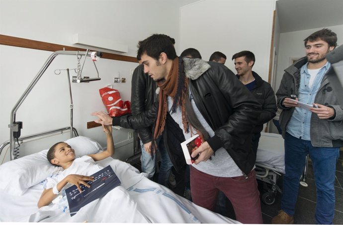 Jugadores de Osasuna durante su visita a los niños hospitalizados