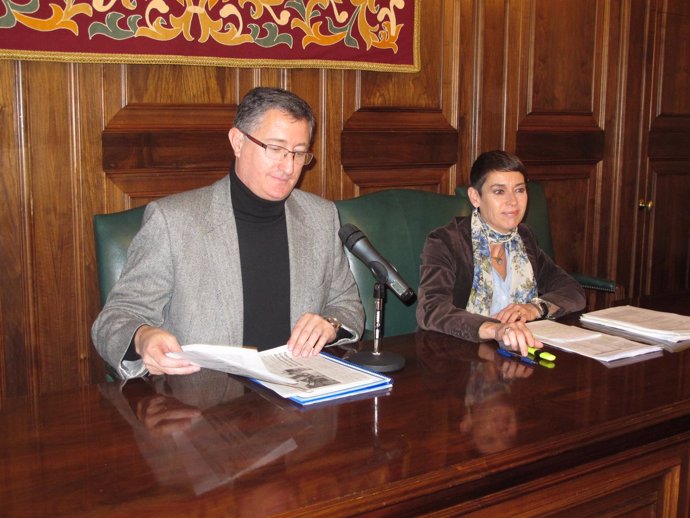 El alcalde de Teruel, Manuel Blasco, y la concejal de Economía, Rocío Féliz