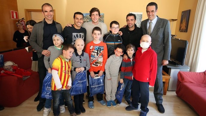 Jugadores del Barça visitan hospitales
