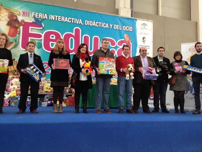 Acto de entrega de juguetes de la III campaña Un regalo, una sonrisa