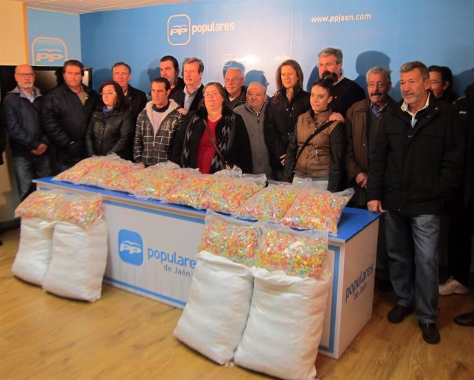 Acto de entrega de caramelos donados por el PP a asociaciones de vecinos