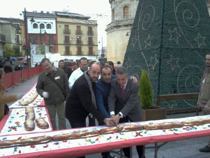 Corte del Roscón de Reyes gigante de Lucena