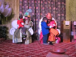 Pajes Estel y Gregori recogen cartas a los Reyes Magos en Barcelona
