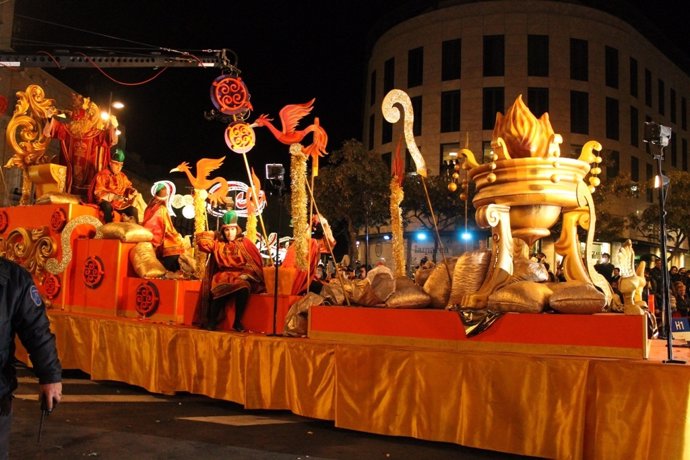 Una de las carrozas que conforman el desfile de Reyes