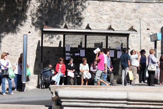 PERSONAS PARADA DE AUTOBUS URBANO