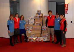 Voluntarios de La Caixa junto a miembros de Cruz Roja