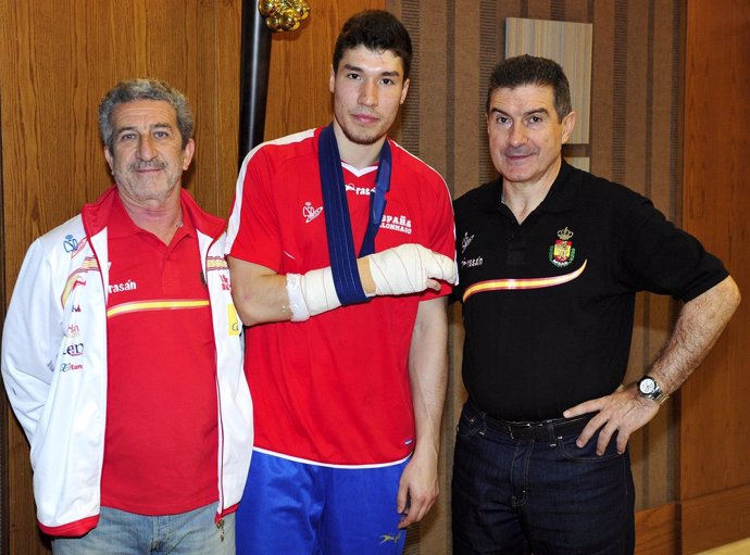 El jugador de la selección española Alex Dujshebaev con Manolo Cadenas