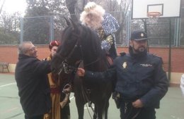 Fermosel saluda al Rey Melchor en su visita a la residencia infantil Las Rosas