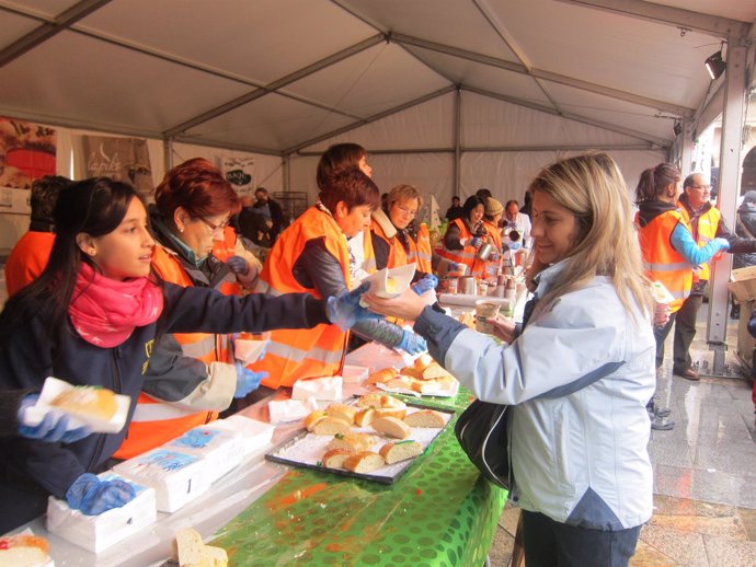Voluntarios de Cáritas reparten el Roscón Solidario