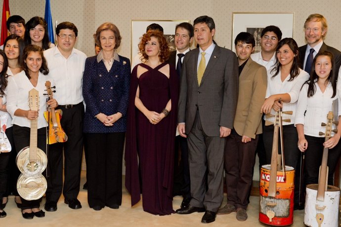 La Reina, en el concierto de la Orquesta de Instrumentos Reciclados             