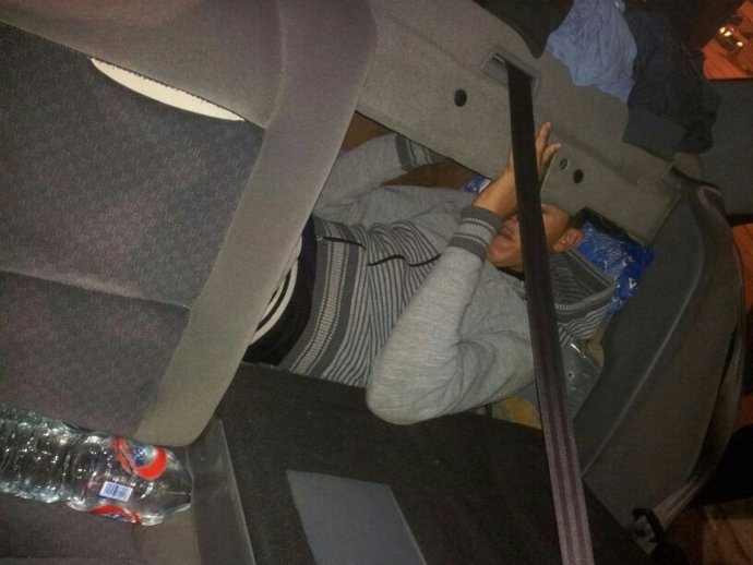Inmigrante oculto en un coche
