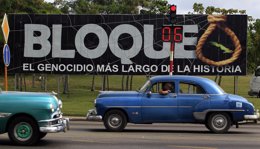 Coches circulando por las carreteras de La Habana.