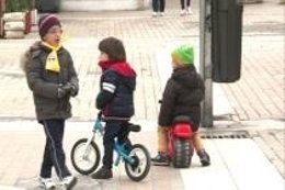Niños disfrutan de los regalos de Reyes en Madrid