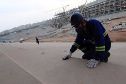 Obrero de la construcción trabajando en la remodelación del Arena de Sao Paulo.