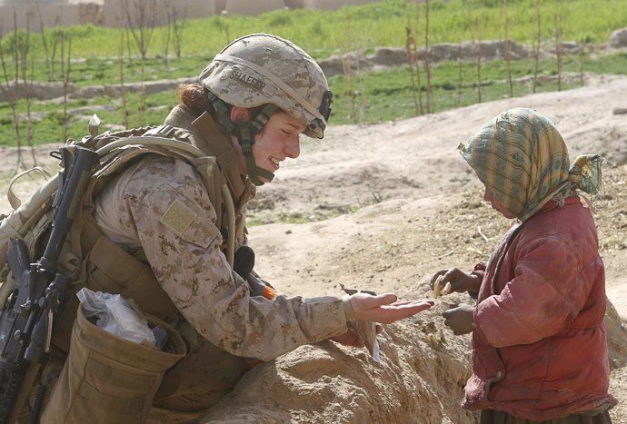 Soldado de EEUU con una niña en Afganistán