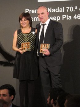 Ganadores del Premio Nadal y Josep Pla, Carmen Amoraga y Albert Villaró