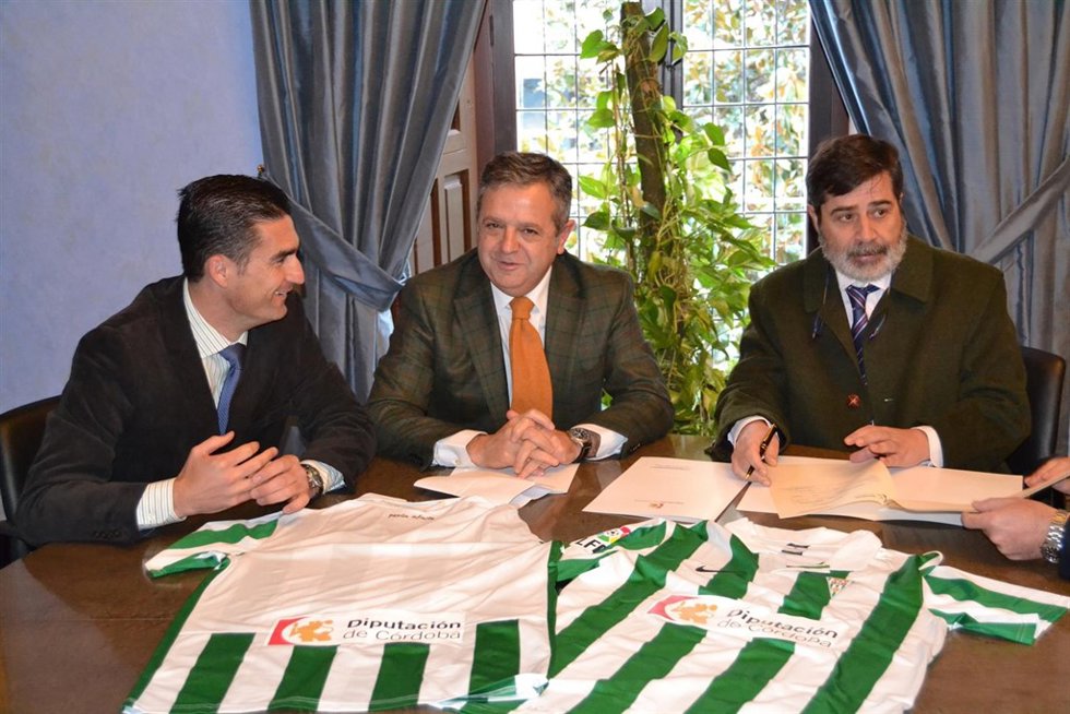 Fuentes, entre Palomares y González, en la firma del convenio