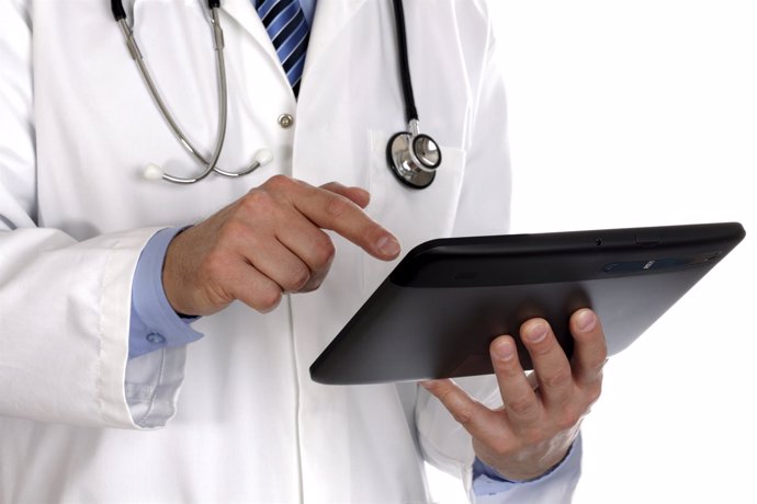 Médico utilizando una tablet digital