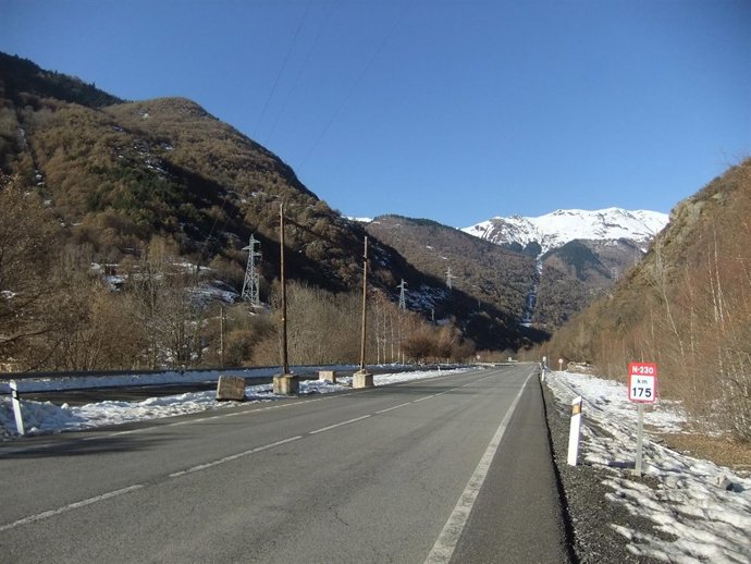 Labores de reconstrucción eléctrica por las riadas del verano de 2013 en Aran