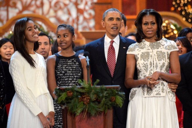 WASHINGTON, DC - DECEMBER 15:  (L-R) Malia Obama, Sasha Obama, US President Bara