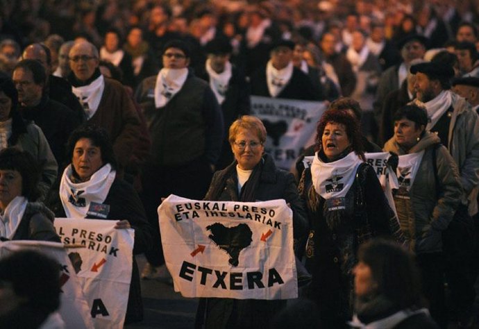 Miles de personas marchan por Bilbao en apoyo a los presos de ETA